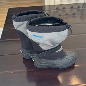 Black and gray Columbia snow boots. Size 5.